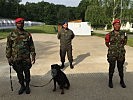 Die beiden Soldaten aus Ghana mit ihrem Ausbildner vom Militärhundezentrum.