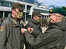 Brigadier Gunther Hessel zeichnet den Kompaniekommandanten, Oberleutnant Stefan K., aus.