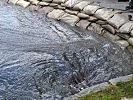 Hinter dem Wall bleibt es trocken, das Wasser läuft in den Kanal ab.