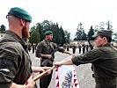 Mit der Hand an der Insignie sprachen diese Rekruten das Treuegelöbnis.