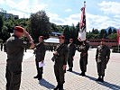 Stellvertretend für alle angelobten Rekruten wurden diesen beiden Rekruten Erinnerungsurkunden überreicht.