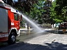 Mit dem Wasserwerfer des Tunnellöschfahrzeugs wurde die Standfestigkeit des Sandsackwalls getestet.