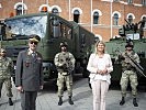 Verteidigungsministerin Tanner, Generalmajor Hameseder und Soldaten mit neuer Ausrüstung.