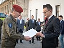 Generalmajor Kaponig überreicht die Aufnahmedekrete.