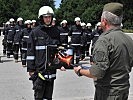 Rekrut Pascal S. erhielt ein Erinnerungsurkunde von Oberst Georg Klecatsky.