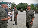 Militärkommandant Brigadier Ingo Gstrein überreicht die Einsatzmedaille des Österreichischen Bundesheeres.