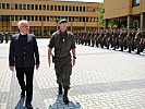 Brigadier Gstrein und der Nationalratsabgeordnete Hermann Gahr beim Abschreiten der Front.