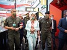 Ministerin Tanner und Generalstabschef Brieger am Flughafen.