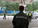 Militärpolizei: Unverkennbar mit der Aufschrift und dem Barett.