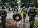 Der Kommandant der Militärakademie, Generalmajor Pronhagl, l., und Militärkommandant Brigadier Gstrein bei der Kranzniederlegung.