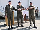 Oberst Hermann Tischler, l., Brigadier Siegfried Bognar, m., und Major Thomas Preissler bei der symbolhaften Schlüsselübergabe.