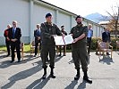 Brigadier Bognar, l., überreicht Major Preissler das Ernennungsdekret zur Bestellung zum neuen Kommandanten.