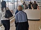 Auch am Flughafen Salzburg unterstützen Soldaten des Bundesheeres die Polizei bei den Covid-19-Kontrollen der Einreisenden.