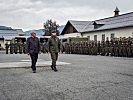 Abgeordneter zum Nationalrat Hermann Gahr und der Militärkommandant von Tirol, Brigadier Ingo Gstrein, schreiten die Front ab.