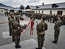 Stellvertretend für ihre Kameraden stehen vier Soldaten an der Insignie und leisten das Treuegelöbnis.