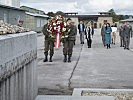 Im Anschluss an die Unterzeichnung legte Verteidigungsministerin Tanner einen Kranz nieder.