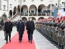 Abschreiten der Front durch die zwei Staatsoberhäupter und Landeshauptmann Kaiser.