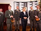 Verteidigungsministerin Tanner mit den Ausgezeichneten: Generalmajor Hameseder, r. und Hauptmann Stockinger.