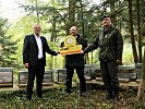 Bürgermeister Thomas Steiner, Imker Thomas Gabbichler und Oberst Raimund Wrana, der stellvertretende Militärkommandant des Burgenlandes.