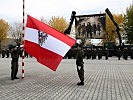 Das Hissen der Bundesdienstflagge zu Beginn des militärischen Festaktes.