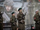 Zwölf Soldaten sprachen am Heldenplatz...