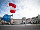 Soldaten des Jagdkommandos sprangen mit Fahnen über Wien ab.