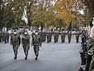 Der Insignientrupp des Aufklärungs- u. Artilleriebataillons marschiert ein.