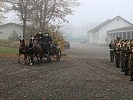 Das Gespann trabt auf den Antreteplatz der Kaserne.