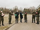 Die Soldaten erhalten zu Weihnachten kleine Geschenke.