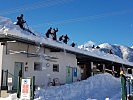 Soldaten helfen, die Schneemassen zu beseitigen.