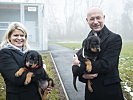 Militärhundetaufe: Klaudia Tanner und Toni Faber mit den jungen Rottweilern.