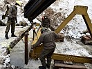 Leutnant Z. (li.) will die Brücke in weniger als drei Tagen errichten.