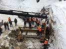 Vor dem Baubeginn mussten mehrere Meter Schnee und Erde entfernt werden.