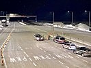 Vor dem Arlbergtunnel kontrollieren Polizei und Bundesheer die Ausreise aus Tirol.