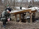 General Brieger, l., beobachtet die Ausbildung von Soldaten des Pionierbataillons 1.