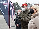 Ministerin Klaudia Tanner mit Oberstleutnant Gerald Kohlweg...