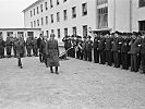 Ferdinand Graf und Otto Rösch beim Abschreiten der Front zur Eröffnung.