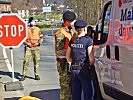 Mit der Polizei wird an den Staatsgrenzen und an Bahnhöfen kontrolliert.