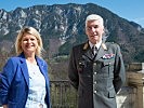 Erste Gratulantin: Verteidigungsministerin Klaudia Tanner mit General Robert Brieger.