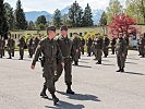 Oberst Pflügl, links, beim Abschreiten der Front.