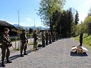 Waffen und Schießdienst der Milizsoldaten mit dem Sturmgewehr 77.