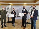 Bund und Land festigen die weitere Zusammarbeit und die Zukunft des Bundesheeres durch eine Vereinbarung. V.l.: Brigadier Gunther Hessel, Ministerin Klaudia Tanner, Landeshauptmann Markus Wallner, Sicherheitslandesrat Christian Gantner.