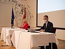 Pressekonferenz: Verteidigungsministerin Tanner und Universitätsprofessor Mueller.