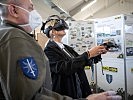 Zusätzlich zur Verwendung von Computern kann mit der "Virtual Reality"-Brille das Einsatzgebiet vorab virtuell besucht werden.