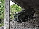 Rückwärtsfahren im steilen, schrägen Hang auf rutschigem Untergrund ist eine Herausforderung für den Fahrer.