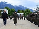 Landeshauptmann Markus Wallner, Landessicherheitsrat Christian Gantner und Militärkommandant Brigadier Gunther Hessel schreiten die Front ab.