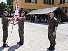 Ertl gibt die Insignie des Pionierbataillons 1 an Brigadier Horst Hofer zurück.