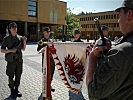 Die Rekruten sprechen das Treuegelöbnis.