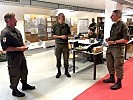 Besuch des Wiener Militärkommandanten Brigadier Kurt Wagner, m., in der Führungszentrale des Jägerbataillons Wien 1, gemeinsam mit Bataillonskommandant Oberst Stefan Koroknai (r.) und Bataillonskommandant-Stellvertreter Markus Hornof.