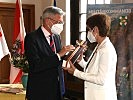 Landeshauptmann Kaiser übergabe Gössinger ein Erinnerungsgeschenk.